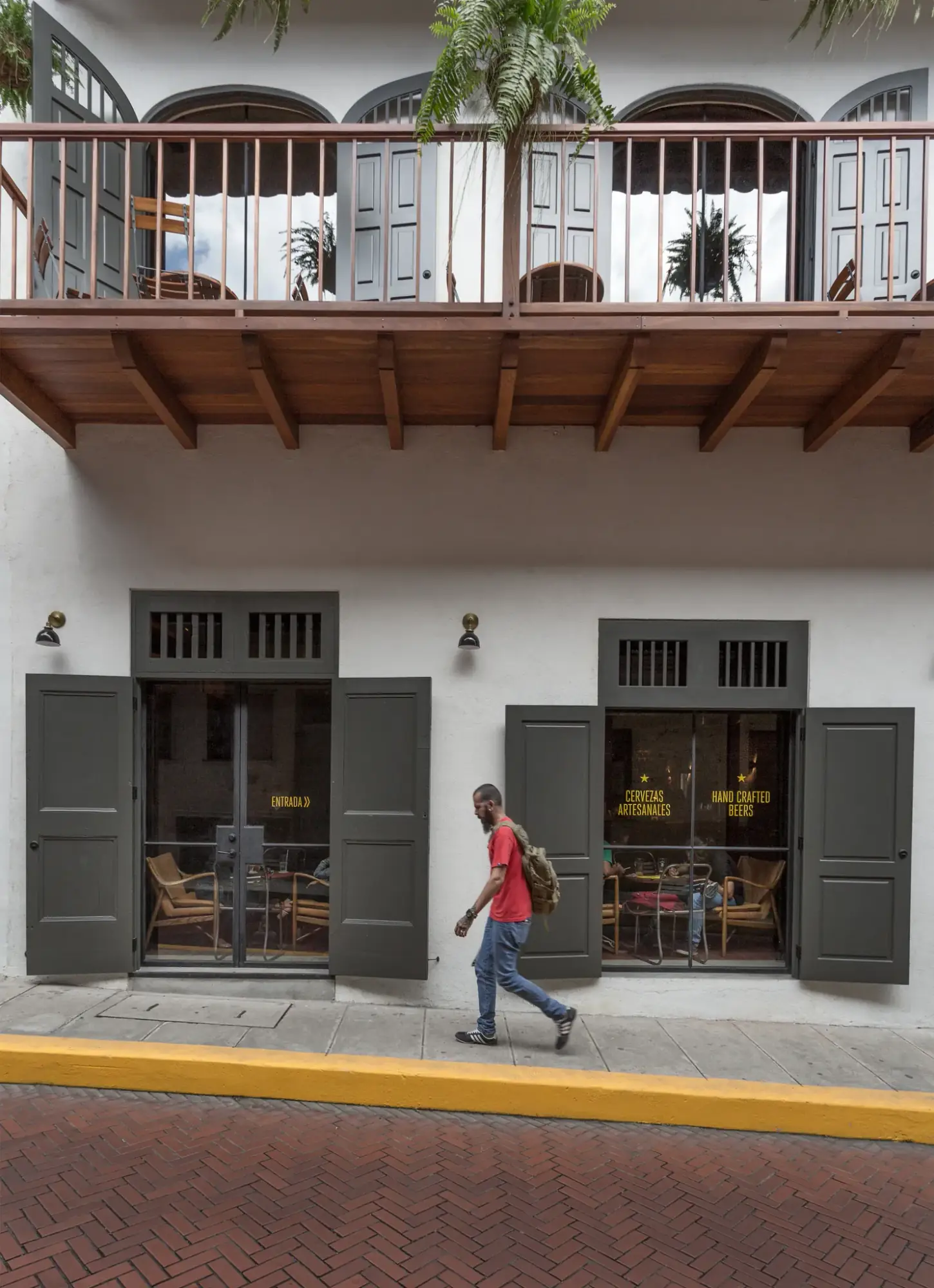 Fachada colonial de La Rana Dorada en el Casco Antiguo de Panamá, con balcones de madera, puertas verdes y el rótulo Cervezas Artesanales