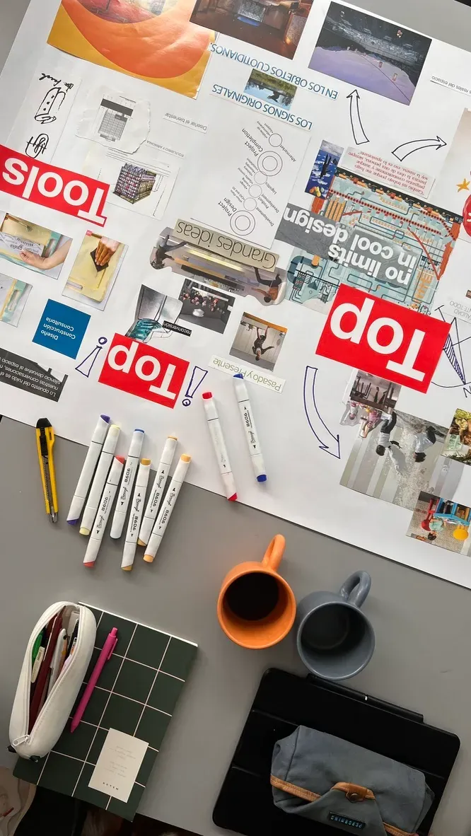 Mesa de trabajo con un moodboard de referencias, recortes tipográficos y marcadores usados para definir el concepto del proyecto